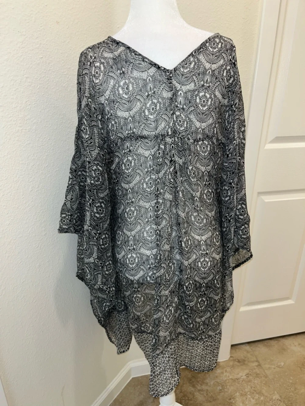 Abercrombie & Fitch Black & White Printed V-Neck Swim Coverup